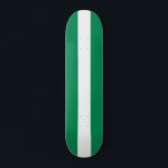 Skateboard med flagga av Nigeria<br><div class="desc">Lägg till djärvt stil och nationellt pride vid dina utlopp med vår skateboard för exklusiv som omfattar Nigerias flagga! Den här skateboard är mer än bara sportutrustning, som är designad för att kombinera idrottsprestanda med kulturella uttryck - den är en dynamisk hyllning till Nigerias arv. Den levande grönten och den...</div>