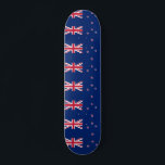 Skateboard med flagga av Nya Zeeland<br><div class="desc">Visa upp kärlek för Nya Zeeland i rörelse med den här slående skateboard som finns i Nya Zeelands flagga. Designat med fet blå tonerflotta, unionens Jack i det övre lämnat hörnet och fyra levande röda stjärnor som representerar södra Kor, kombinerar denna skateboard det nationella pridet med det energiska stil. Vare...</div>