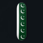Skateboard med flagga av Pakistan<br><div class="desc">Visa upp ert patriotiska pride med Skateboard med flagga Pakistan! Den pulserande designen gör att den blir en öga-fångstresa, som kombinerar både stil och funktioner för en unik sport. Denna skateboard, som är skapad med premiummaterial, är byggt att hålla i sig samtidigt som man visar Pakistans djärva och färgstarka flagga....</div>