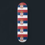 Skateboard med flagga av Serbien<br><div class="desc">Lägg till ett djärvt påstående i din tur med den här dynamiska skateboard som innehåller Serbiens flagga! Designat för både stil och prestanda, visar denna skateboard stolt den serbiska flagga, skapar det som ett idealiskt val för skater som vill uttrycka sitt nationella pride när de utför trick eller kör gatorna...</div>