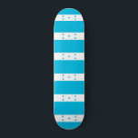 Skateboard med flagga Honduras<br><div class="desc">Lägg till ett litet Honduras-pride till din idrottssamling med vår exklusiv-skateboard med flagga Honduras! Skateboard är mycket noggrant utformad för att vara mer än bara en funktionell fråga. Den är firande av Honduras arv och kulturella pride. Den livfulla designen visningar den ikoniska honduranska flagga och skapar den här skateboard på...</div>