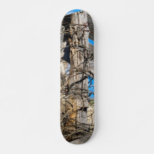 Skateboard med Gnarly Rusty Barbed Wire Design