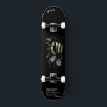 Skateboard med skal och citat av personlig<br><div class="desc">Gör den här skateboard till din egen genom att lägga till texten. Om du vill komma åt avancerad redigering går du till "Anpassa den här verktygen" och klickar på "Information", rulla ner och tryck på länken "klicka för att anpassa ytterligare". Perfekt för alla Tillfälle som födelsedag eller Studenten, för utomhusskateboarder...</div>