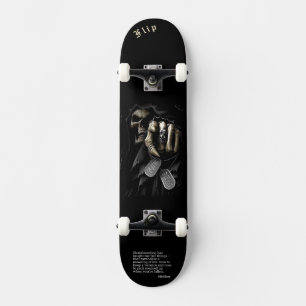 Skateboard med skal och citat av personlig