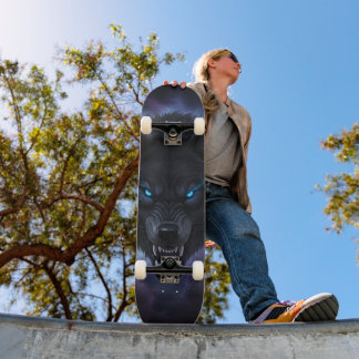 Skateboard med svart varghuvud som snarrar