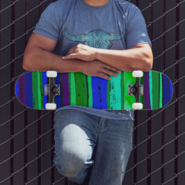 Skateboard med svarta, gröna och blå ränder