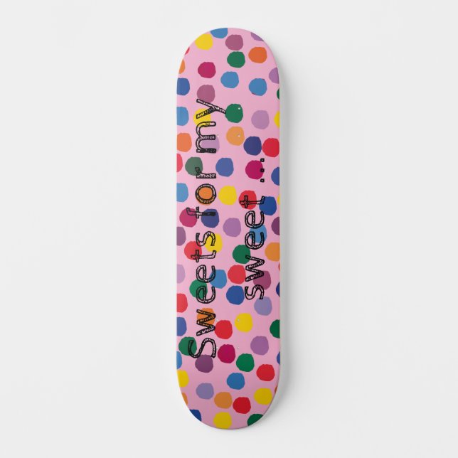 Skateboard mit bunten Punkten und rosa Hintergrund (Framsida)