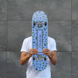 Skateboard mönster<br><div class="desc">Färglöst mönster med blåbär av vild lila tryckt på Skateboard. Text är anpassade!</div>