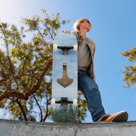Skateboard på guld Thors Hammer träd