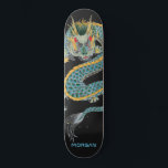 Skateboard personlig Blue Guld Dragon<br><div class="desc">Personlig av fet asiatisk konst drar på skateboard med ditt namn i en röd sans serif-typ. Fet blå guld och svart.</div>