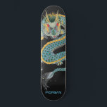 Skateboard personlig Blue Guld Dragon<br><div class="desc">Personlig av fet asiatisk konst drar på skateboard med ditt namn i en röd sans serif-typ. Fet blå guld och svart.</div>