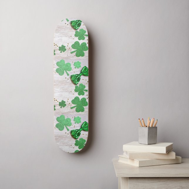 Skateboard saint patrick (Green clovers of different sizes  
scattered on a white background.)