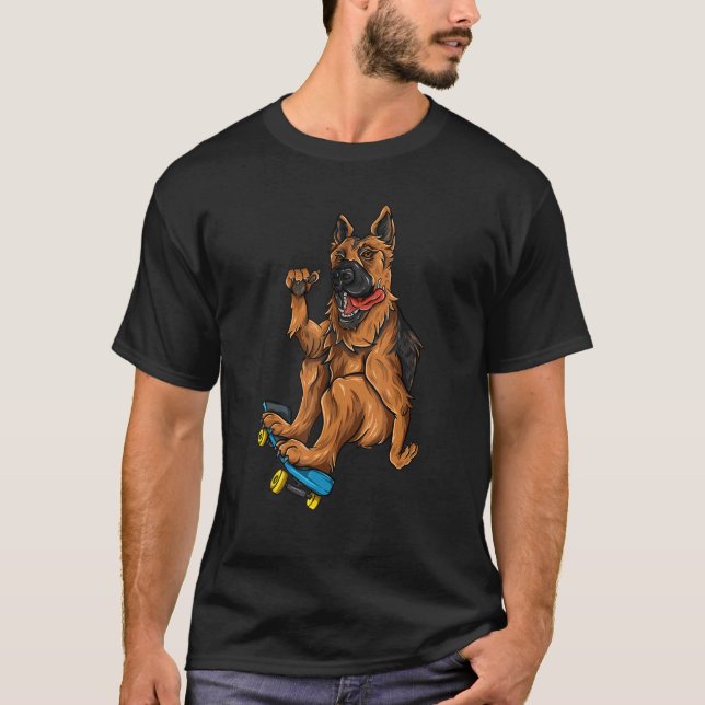 Skateboarding German Shepherd Cute Hund Skateboard T Shirt (Framsida)