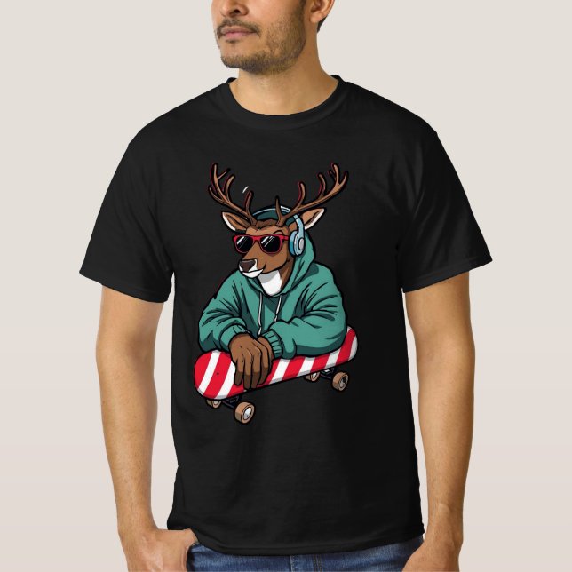 Skater Reindeer – Cool Christmas Skateboard Design T Shirt (Framsida)