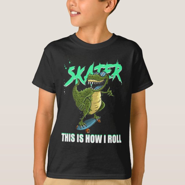 Skater T-Rex Dinosaur This Is How I Roll Skateboar T Shirt (Framsida)