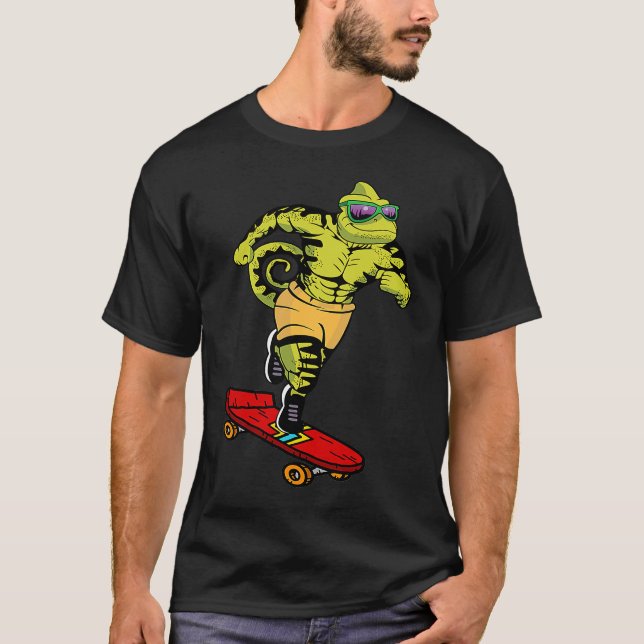 Skaters Having Fun Cool Chameleon Skateboard  For  T Shirt (Framsida)