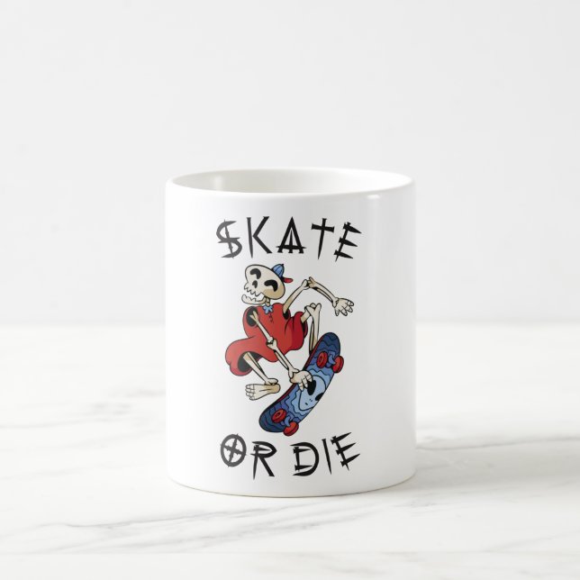 Skatt eller dö lustigt Skeleton Skateboarder Kaffemugg (Center)