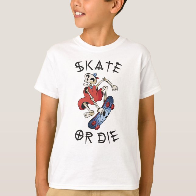 Skatt eller dö lustigt Skeleton Skateboarder T Shirt (Framsida)