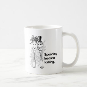 Skedning leder till gaffling kaffemugg