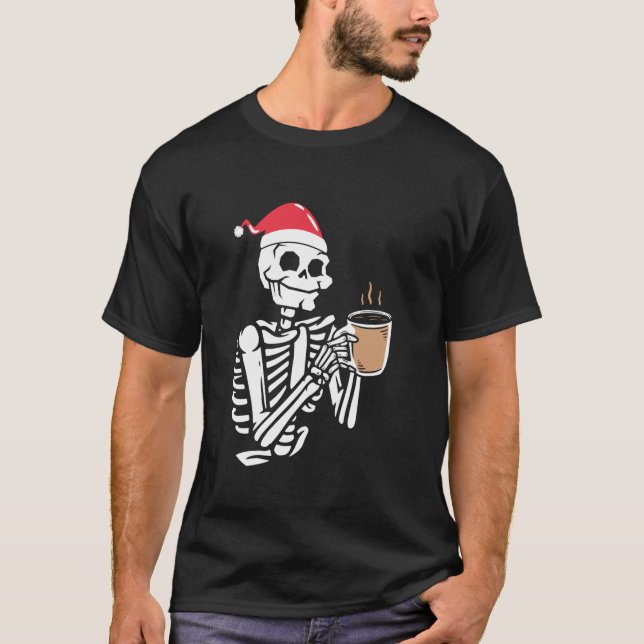 Skeleton Bära Santa Hat Drinking Coffee Funny Chri T Shirt (Framsida)