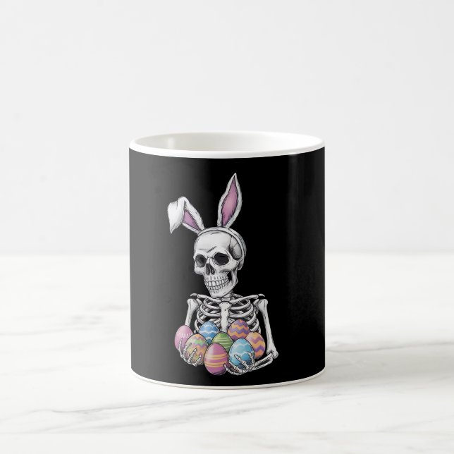 Skeleton Bunny Holding Påskäggs Funny Rabbit Kaffemugg (Center)