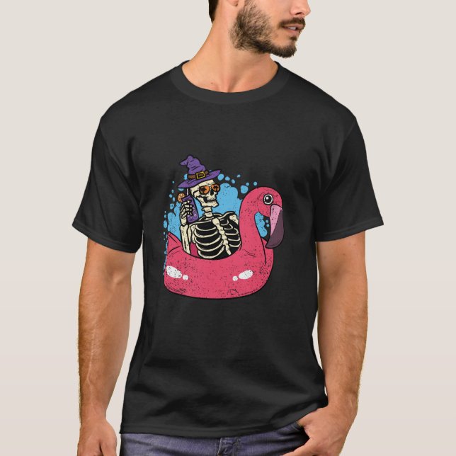 Skeleton Chillin Flamingo Halloween Funny Witch Bo T Shirt (Framsida)