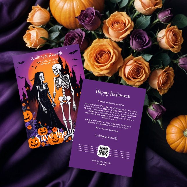Skeleton Couple in Spooky Town at Dusk Wedding Spara Datumet (keleton Couple Holding Hands at a Halloween-Themed Save the Date Invitation in a Spooky Town at Dusk)