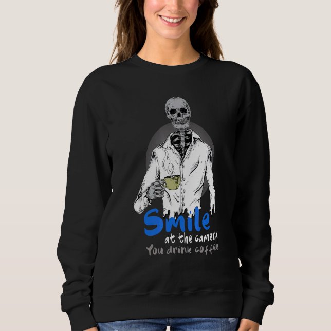 Skeleton dricker kaffe på en matt du dricker t shirt (Framsida)