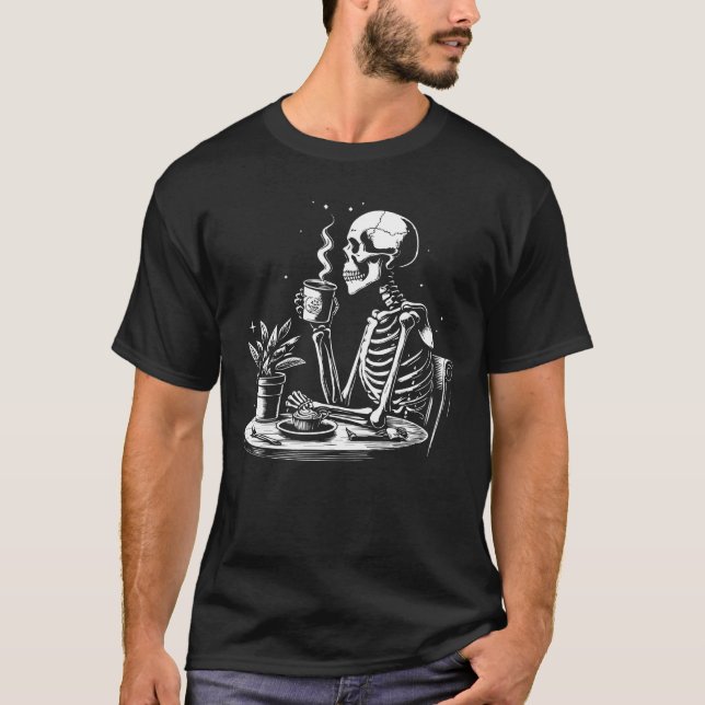 Skeleton dricker svart kaffe t shirt (Framsida)