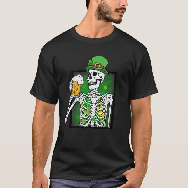 Skeleton Drinking Beer St Patricks Day Shamrock Dr T Shirt (Framsida)