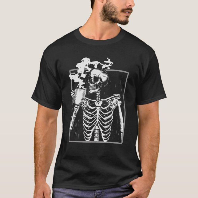 Skeleton Drinking Coffee, Funny Coffee Älskare Tee (Framsida)