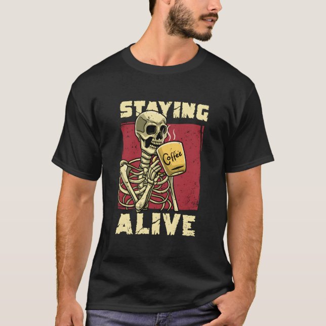 Skeleton Drinking Coffee Halloween Staying Alive G T Shirt (Framsida)