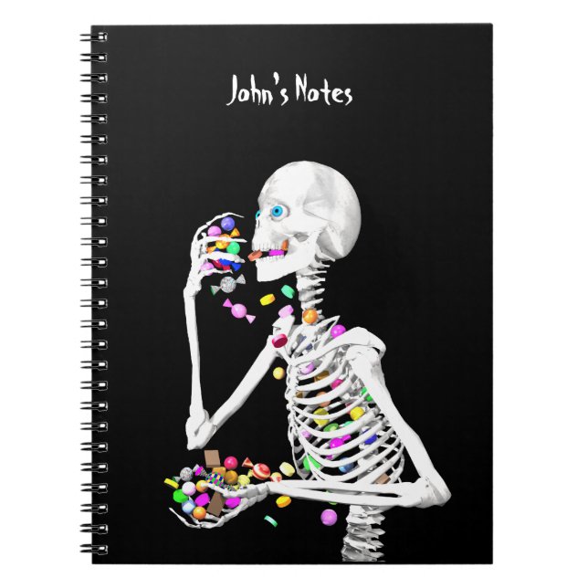 Skeleton Eating Halloween Candy Anteckningsbok Med Spiral (Framsidan)