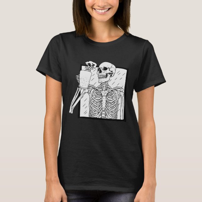 Skeleton Enjoying Coffee Halloween T-Shirt (Framsida)