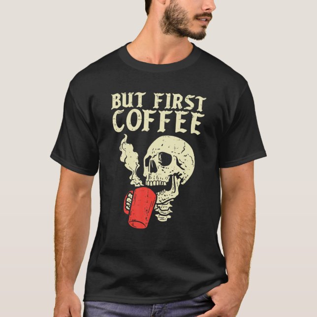 Skeleton, första kaffen Funny Halloween-koffein T Shirt (Framsida)