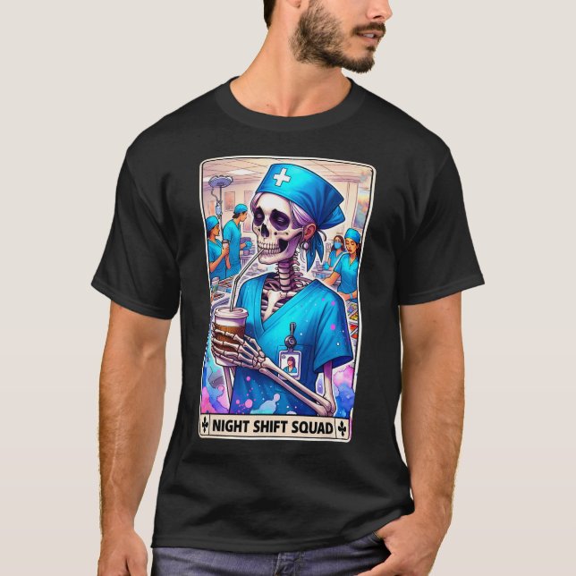 Skeleton Funny Tarot Card Natt Skift Squad Hallow T Shirt (Framsida)
