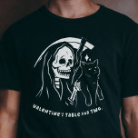 Skeleton Grim Reaper Holding Cat Funny Cat Lover T Shirt<br><div class="desc">Gratulerar till det ensamstående livet på Alla hjärtans dag. Det är den ultimata lustiga och sarkastiska noden att solo firande. Som stolt katt mamma eller katt pappa är den här ironiska skjortan biljett till en fullkomligt rebellig Alla hjärtans. Bygg humor, dra in ironin och bära din unika status med pridet....</div>