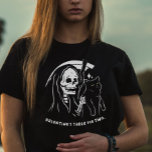 Skeleton Grim Reaper Holding Cat Funny Cat Lover T Shirt<br><div class="desc">Gratulerar till det ensamstående livet på Alla hjärtans dag. Det är den ultimata lustiga och sarkastiska noden att solo firande. Som stolt katt mamma eller katt pappa är den här ironiska skjortan biljett till en fullkomligt rebellig Alla hjärtans. Bygg humor, dra in ironin och bära din unika status med pridet....</div>