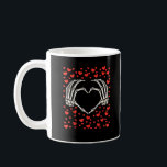 Skeleton Hand Red Heart Birthday Valentines day Kaffemugg<br><div class="desc">Ett rött hjärtskelett för födelsedagar och Alla hjärtans dag. Romantisk,  gotisk och mångsidig.</div>