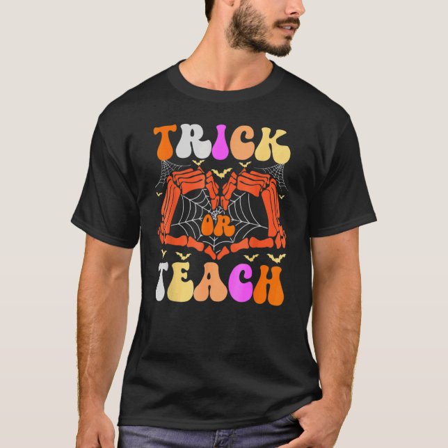 Skeleton Hand Trick eller Teach Ghost Teacher Hall T Shirt (Framsida)