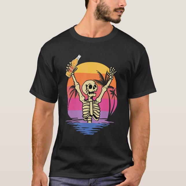 Skeleton Händer Cheers Beer med Sunset Retro Backg T Shirt (Framsida)