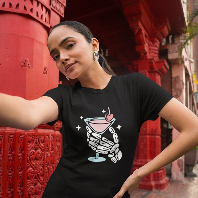 Skeleton Händer Holding Cocktail Halloween T Shirt (Skapare uppladdad)