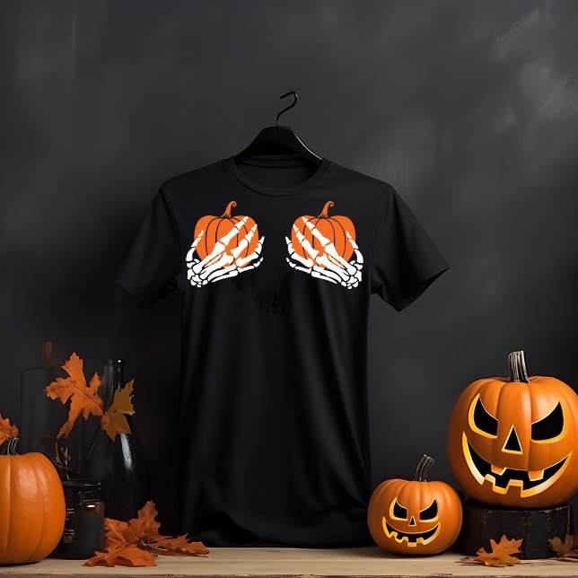 Skeleton Händer Holding Pumpkins Halloween T Shirt (Skapare uppladdad)