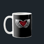 Skeleton Händer med klassiskt hjärta Kaffemugg<br><div class="desc">Ett skelett-händer med hjärtklaffsdesign. Fet,  gotisk och uttrycksfull.</div>