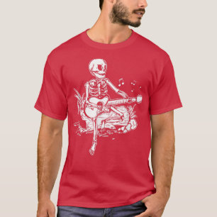 Skeleton Head som spelar akustisk Sten på hans git T Shirt