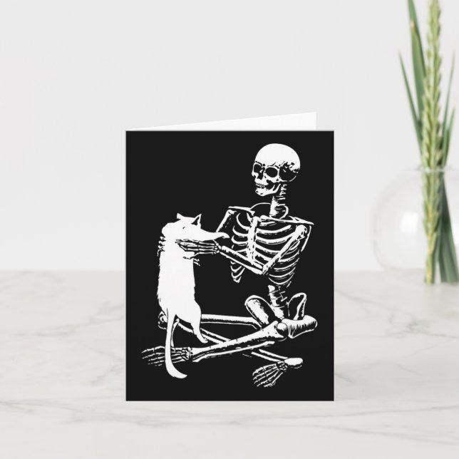 Skeleton Holding A Cat Shirt Lazy Halloween Costum Kort (Framsida)