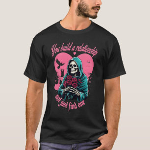 "Skeleton Holding Flowers - Du Bygger en relation T Shirt