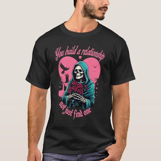 "Skeleton Holding Flowers - Du Bygger en relation T Shirt (Framsida)