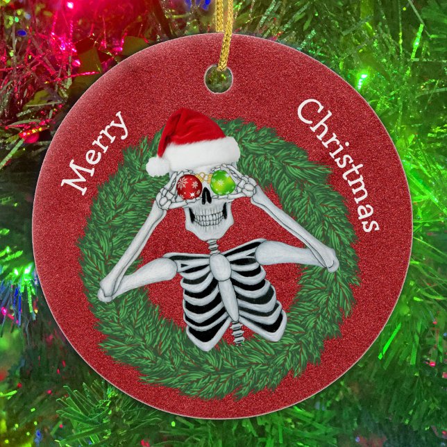 Skeleton i Gräs, frisk, rödhatt Julgransprydnad Keramik (Fun Skeleton With ornaments in pine Wreath on Red ceramic Christmas tree ornament.)