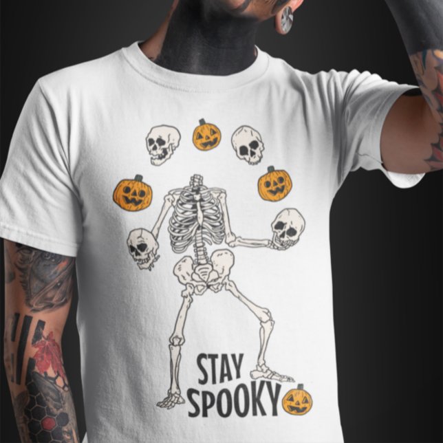 Skeleton Joggling Hans Skull och Pumpkin Halloween T Shirt (Skapare uppladdad)